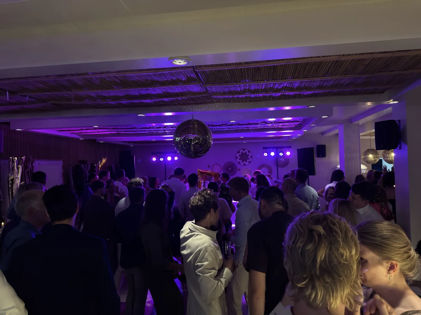 DJ-set in actie tijdens een avondfeest