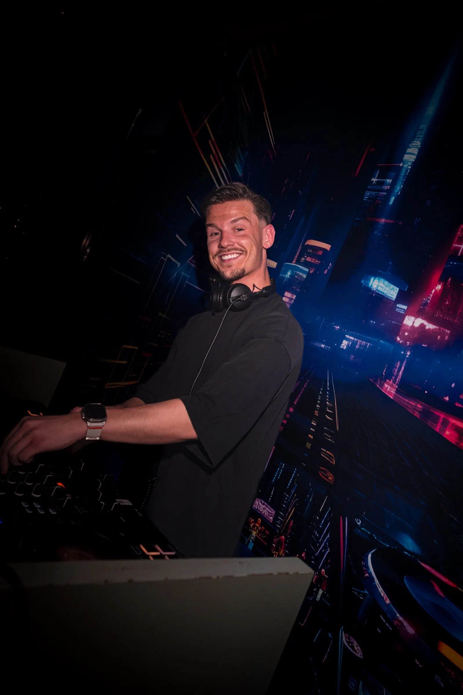 DJ Rogee achter de draaitafel tijdens een decemberfeest