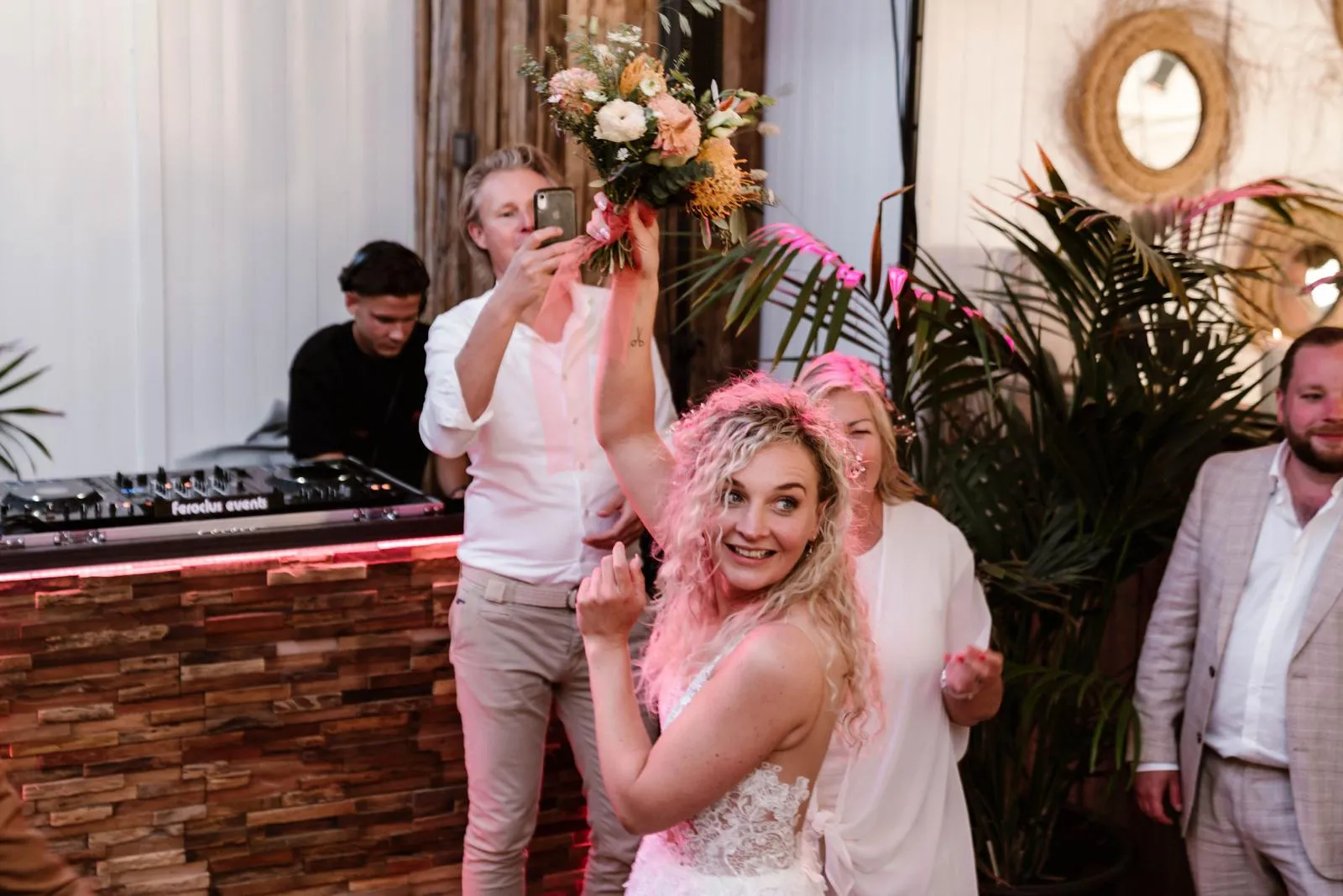 Klant-impressie: feest met DJ-set in volle gang