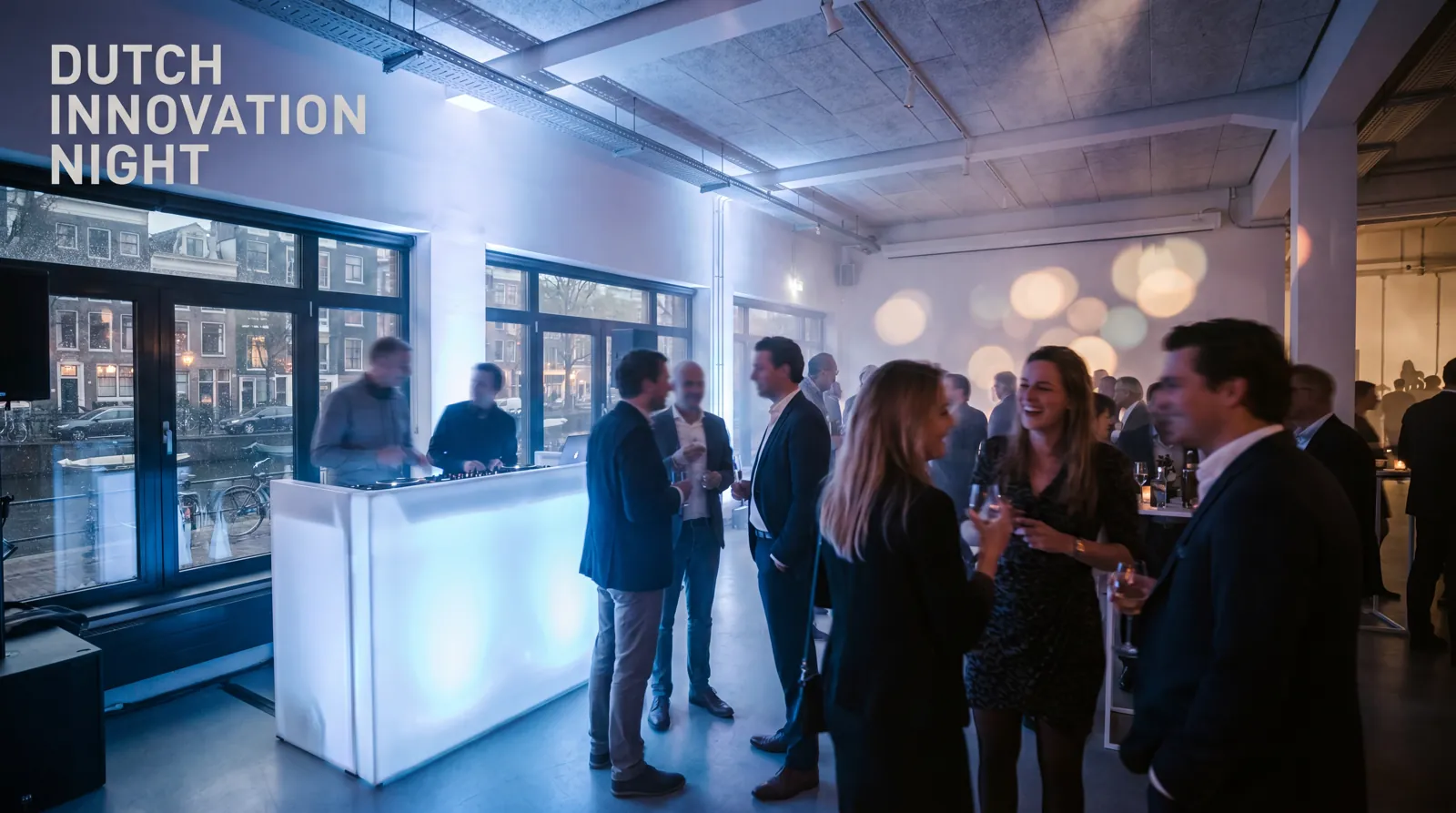Gasten netwerken bij een witte DJ-booth tijdens een zakelijk avondevent