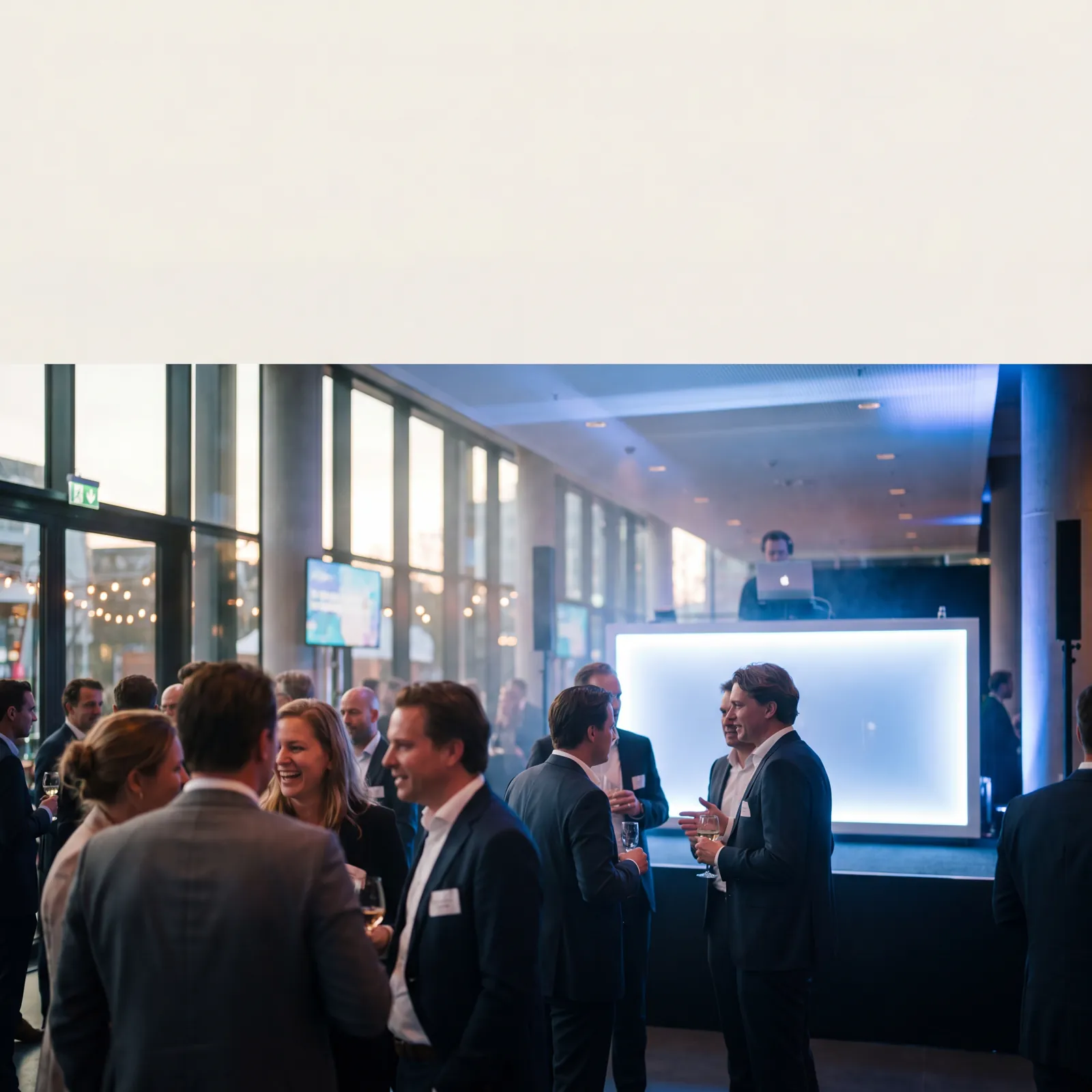 Presentatie op groot scherm in een eventzaal