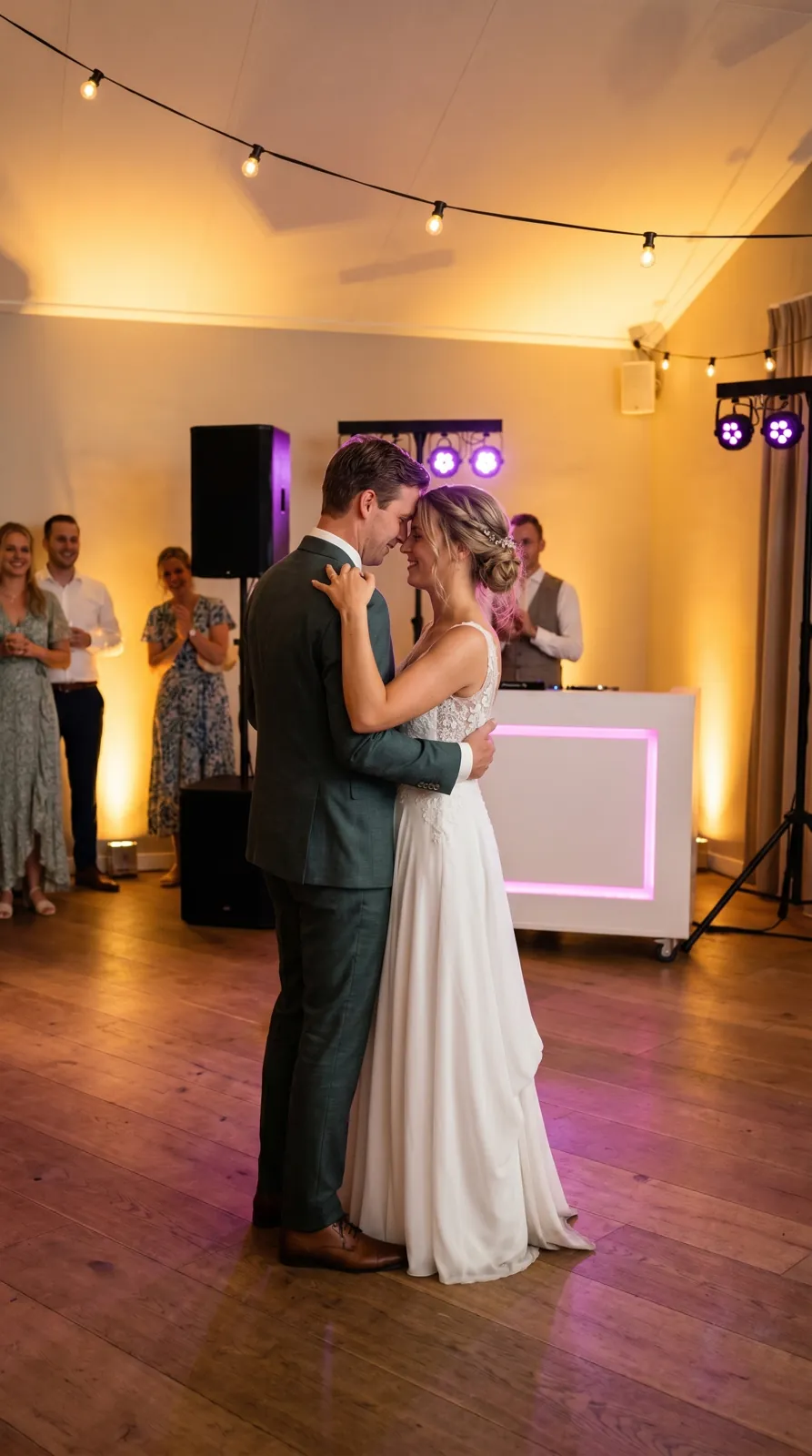 Bruiloftsfeest met gasten, lichtsnoeren en DJ-booth