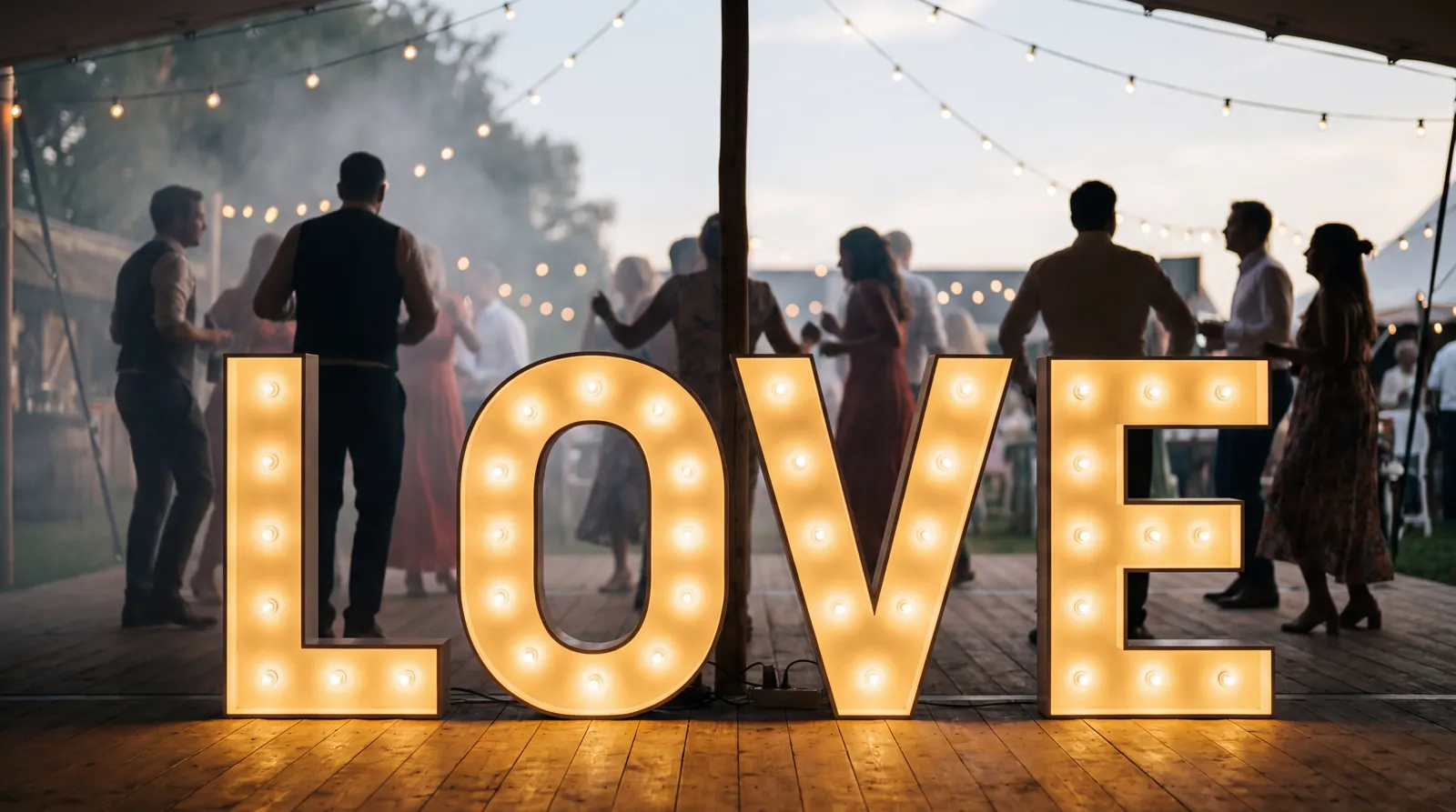 LOVE-lichtletters buiten tijdens een bruiloft