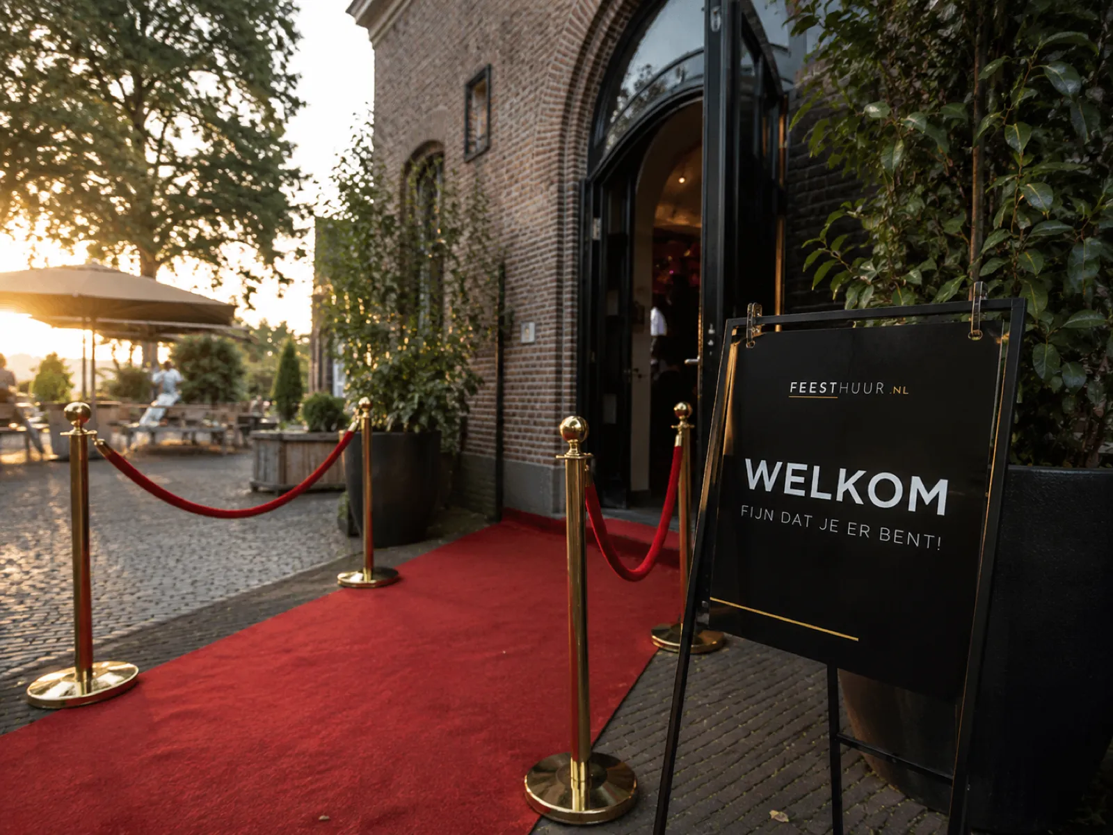 Feestzaal met warme LED-uplighting in goud