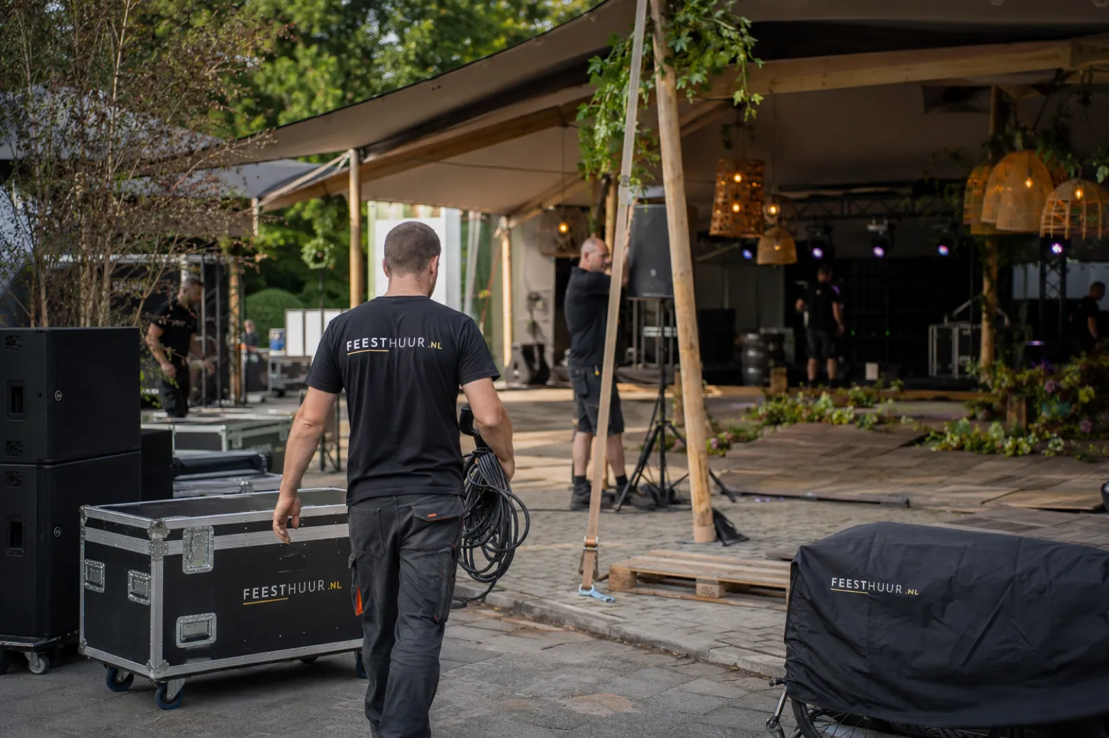 DJ achter de set tijdens een avondfeest
