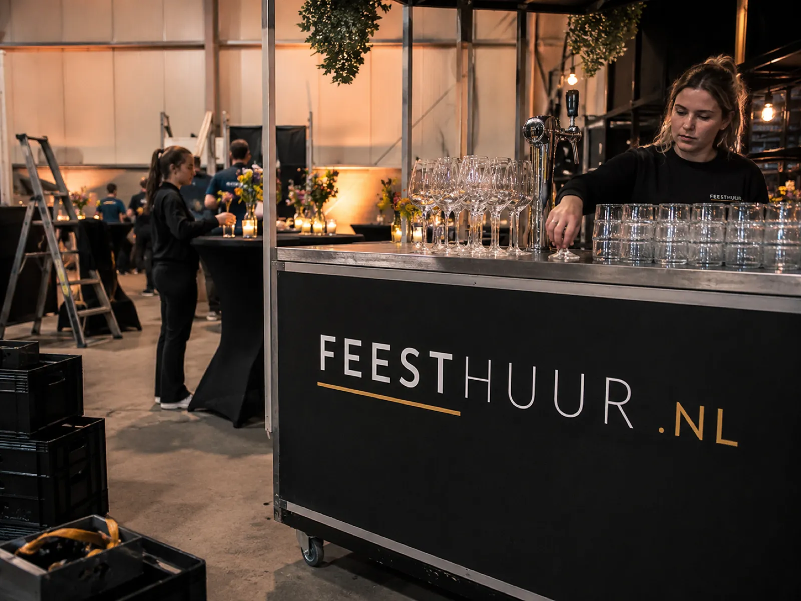 Bruidspaar tijdens hun openingsdans onder warme spots