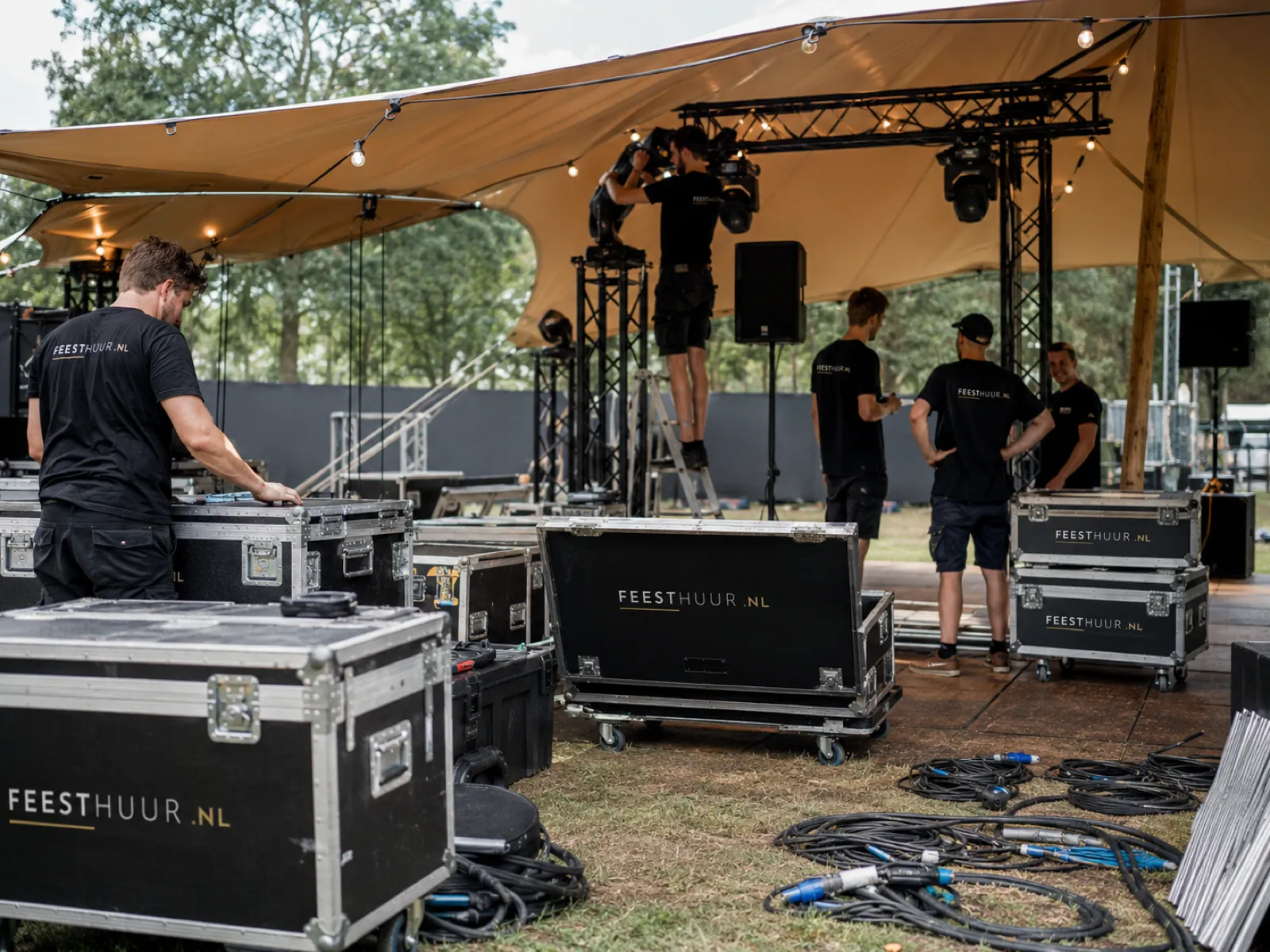 Avondfeest met haze en gerichte spotbundels