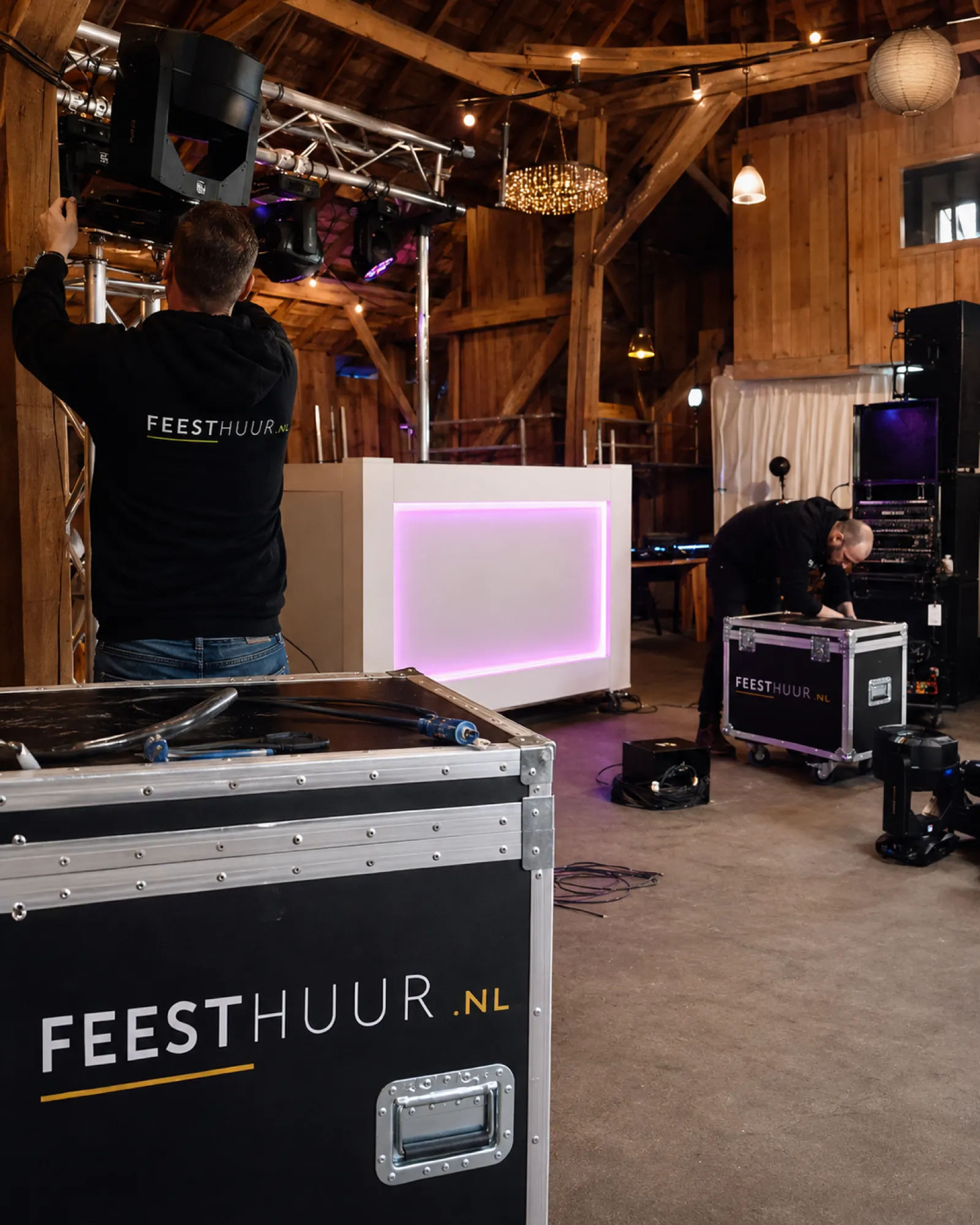 DJ tijdens de openingsdans van een bruiloft