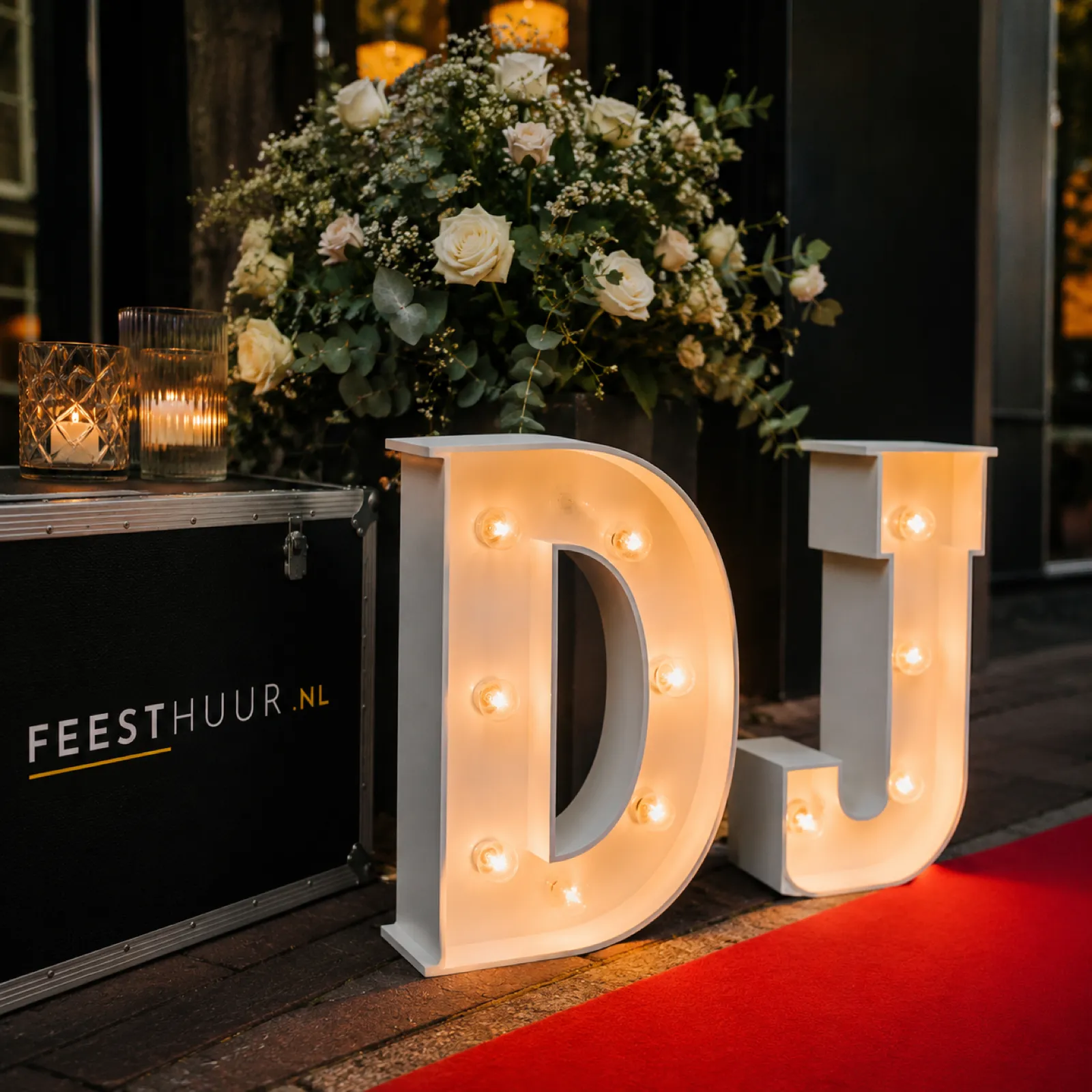 DJ-set bij een avondfeest met sfeerverlichting