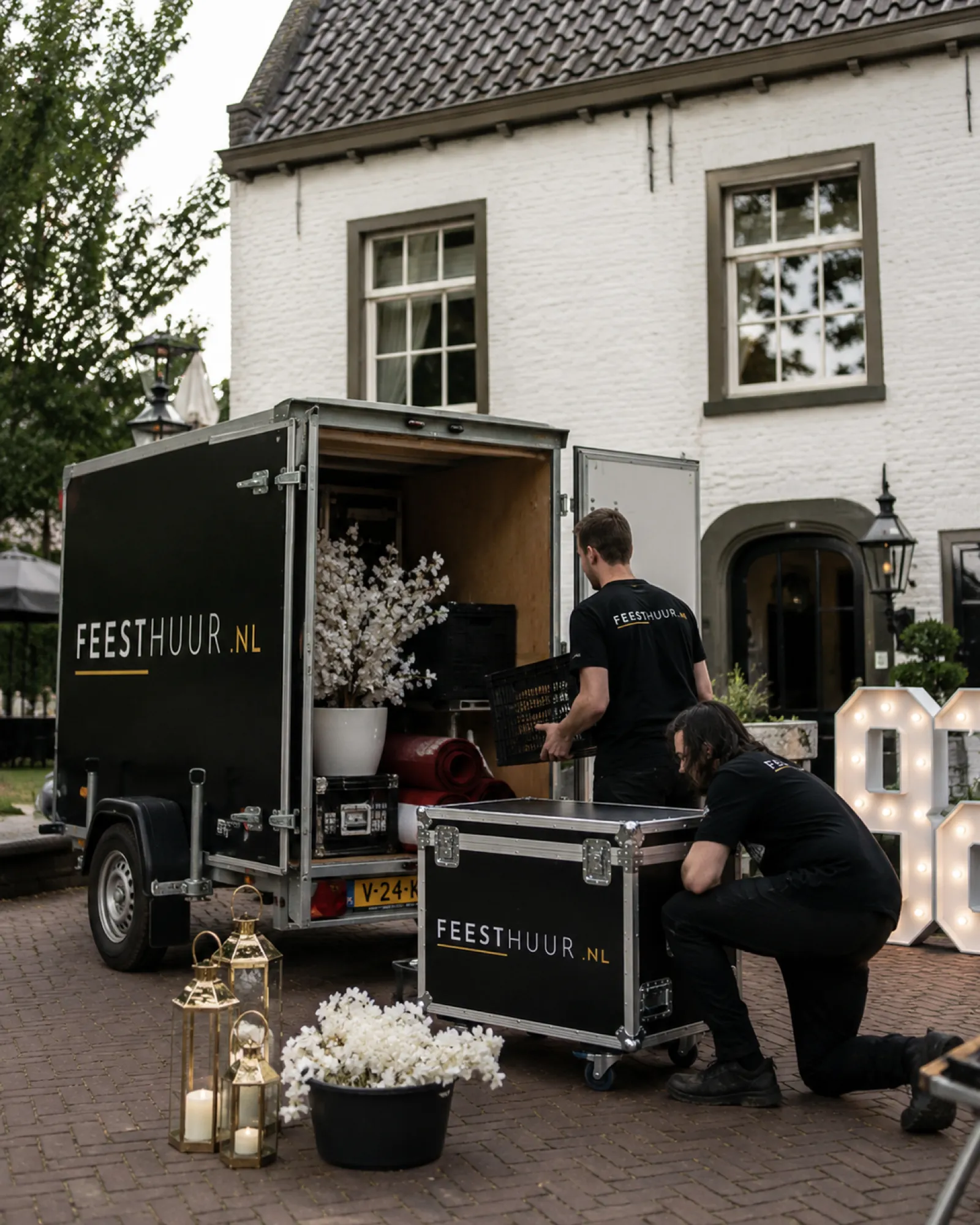 Geluidsset en DJ-booth tijdens een bedrijfsfeest
