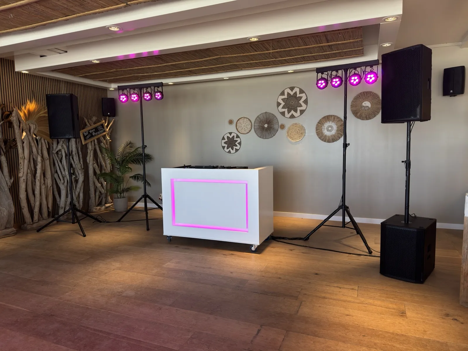 Witte LED DJ-booth opstelling tijdens een bruiloftsavond