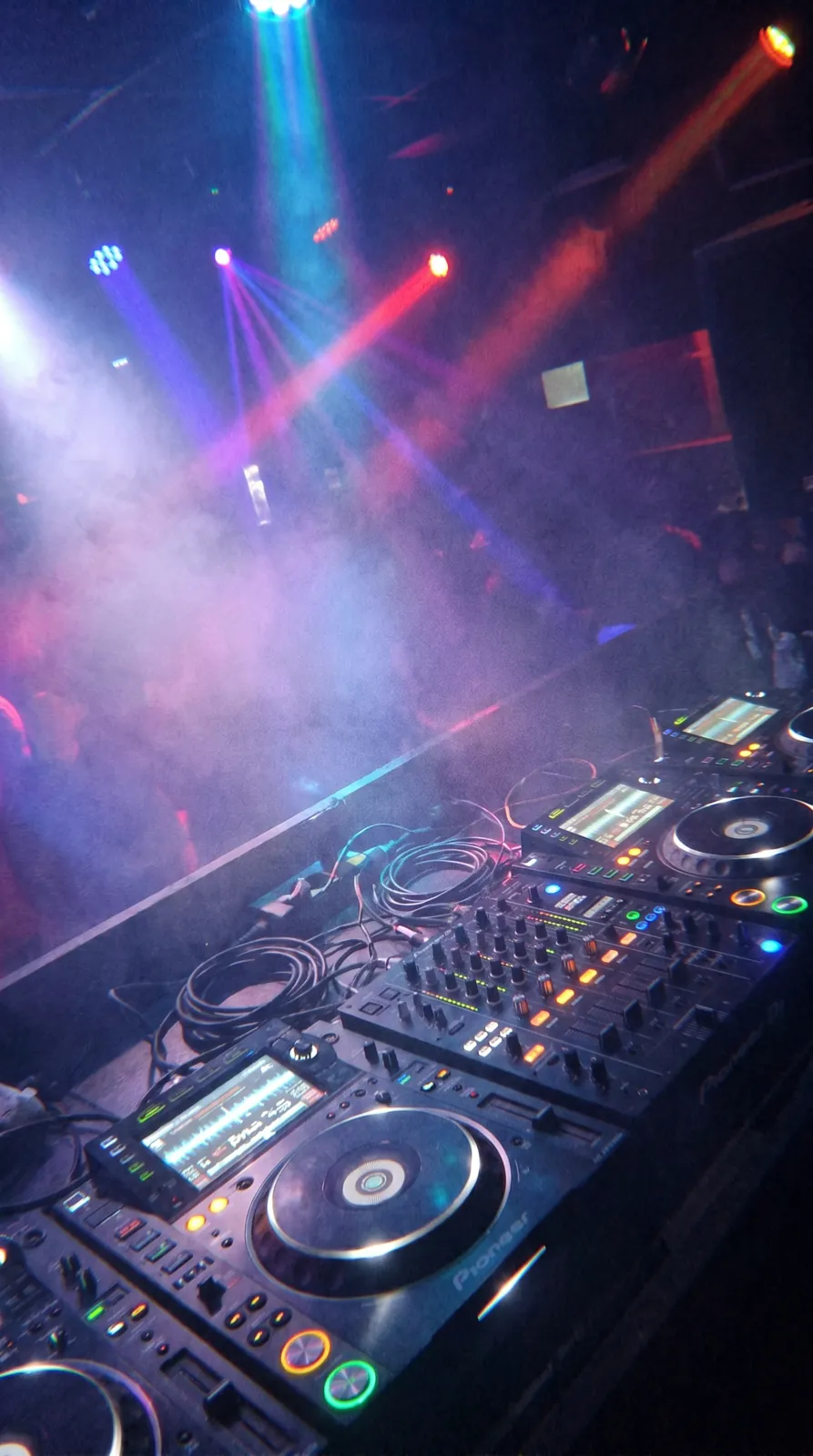 Close-up van een DJ-booth met lasershow