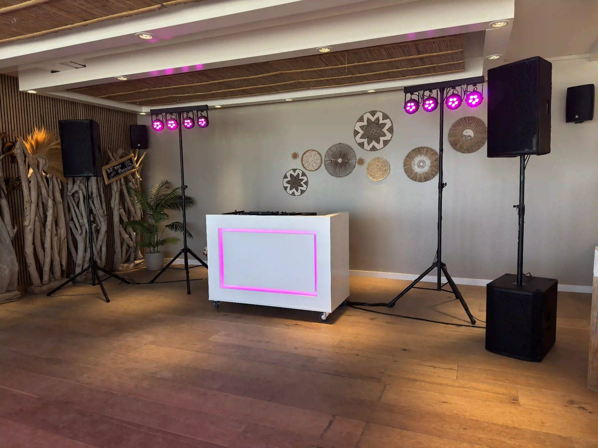 Compleet Verzorgde DJ-set huren — feesthuur.nl