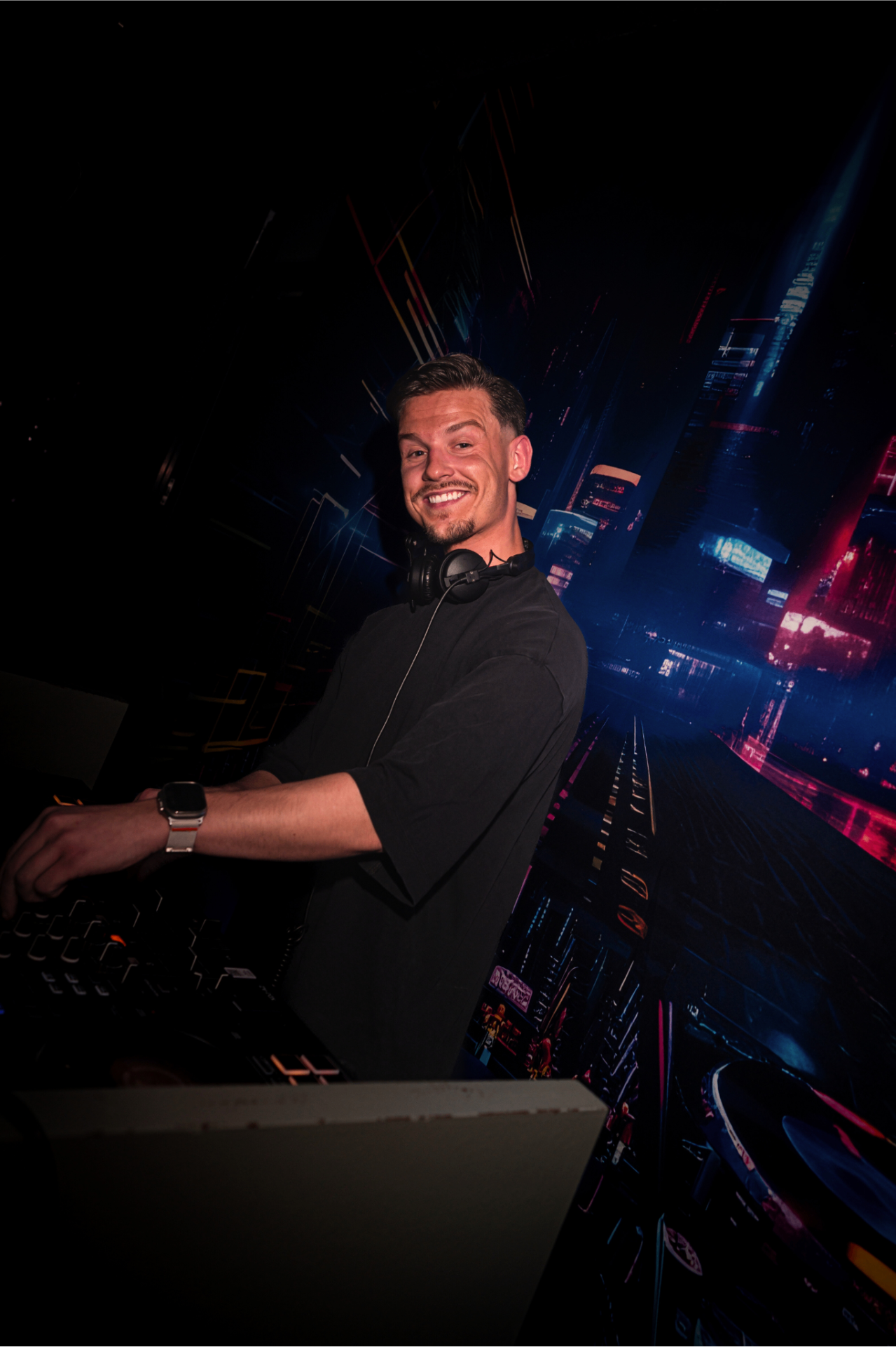 DJ Rogee — DJ en eigenaar van Feesthuur