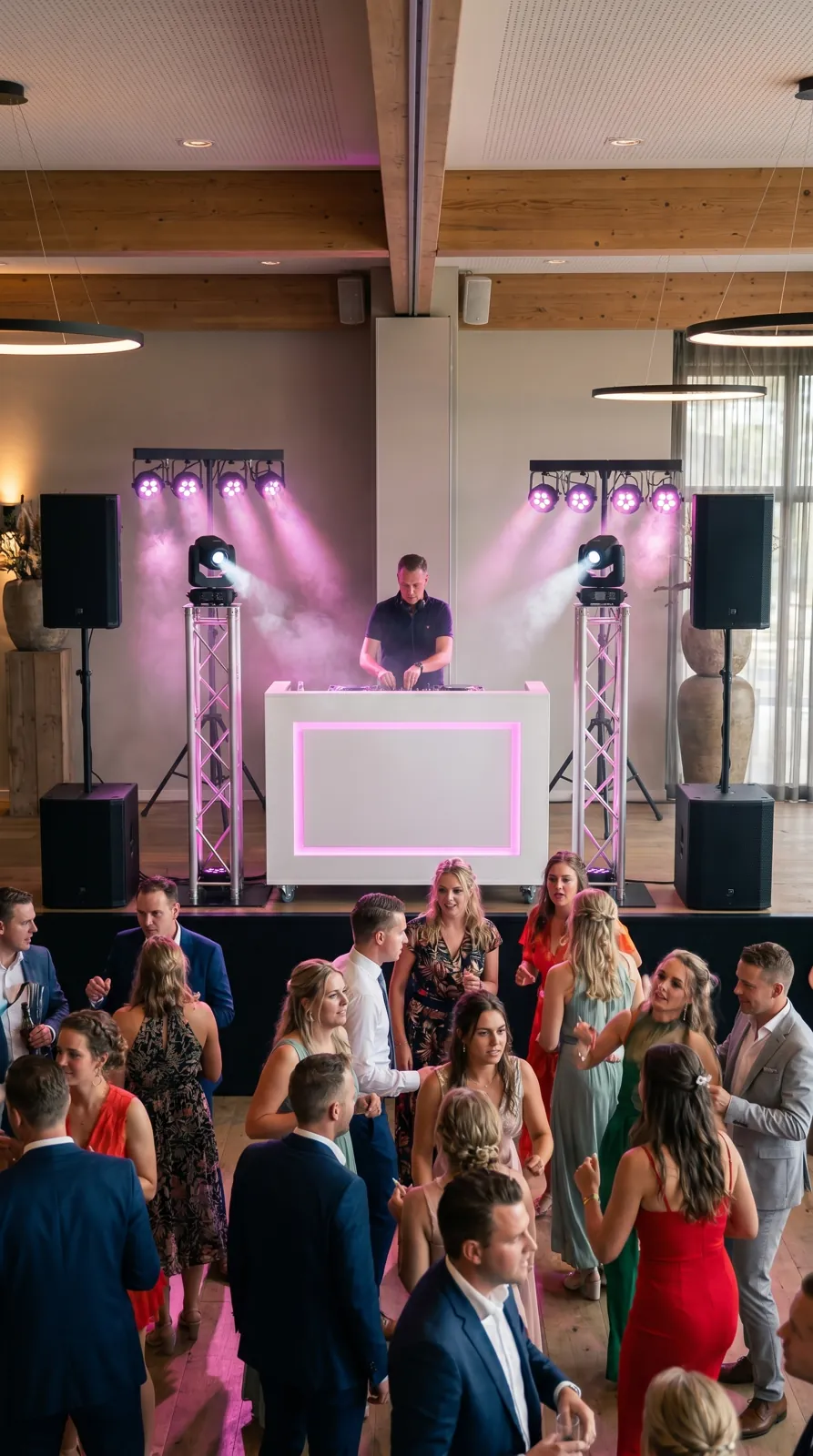DJ-set met speakers en truss-opstelling tijdens een feest