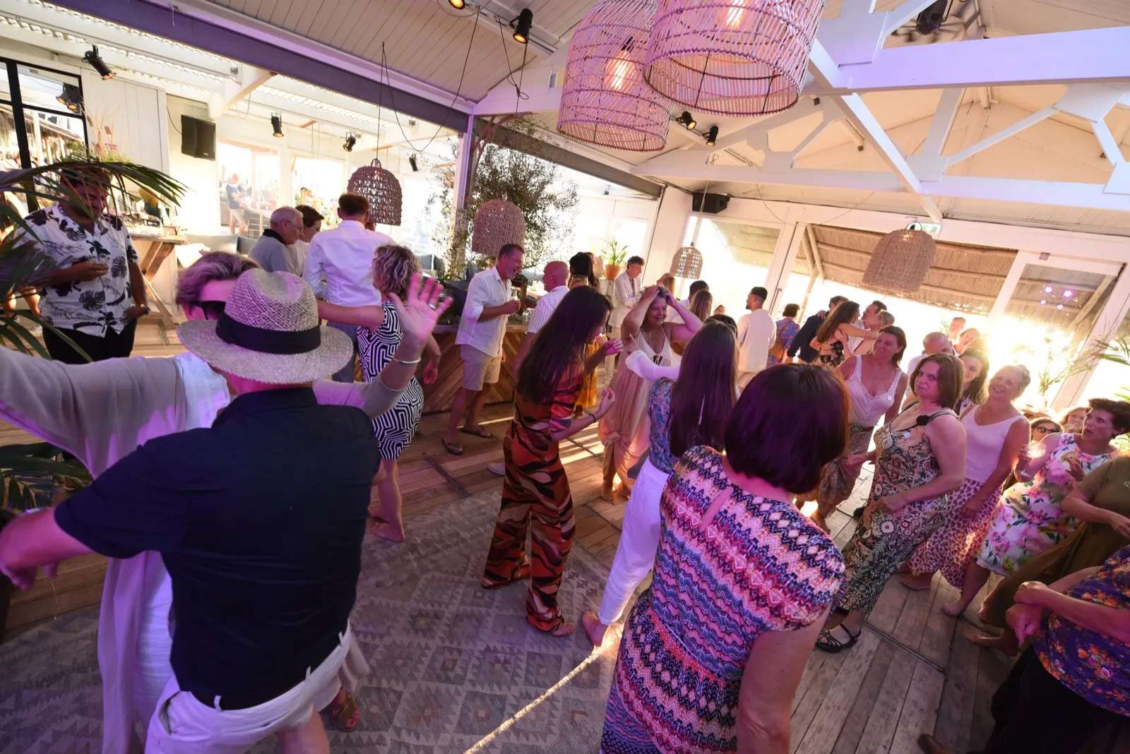 Moment uit een bruiloftsfeest onder uplighting