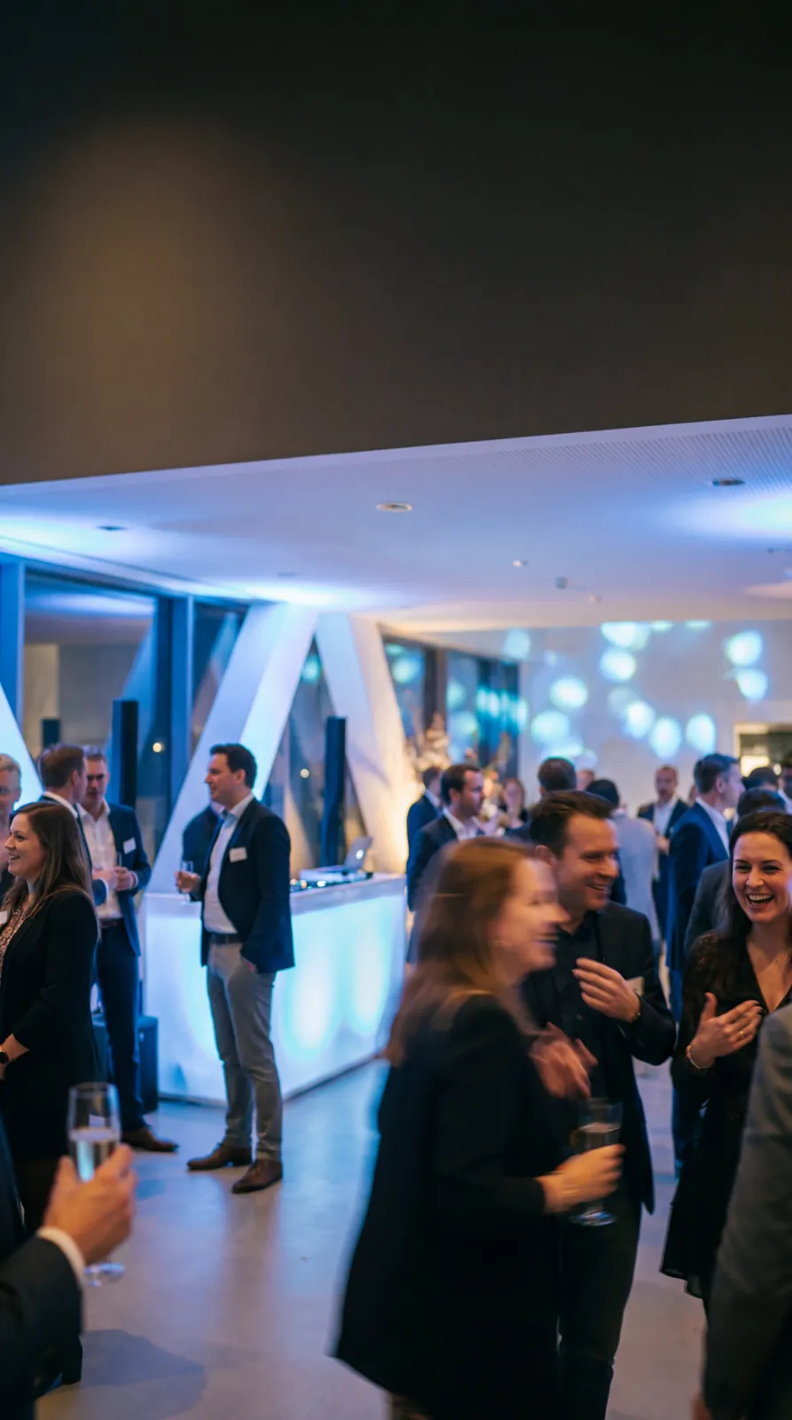 Dansvloer in een zaal onder blauwe feestverlichting