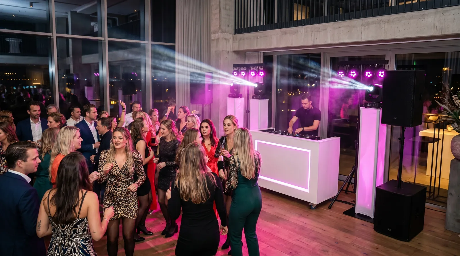 Feest met een roze verlichte DJ-booth en lichtsnoeren