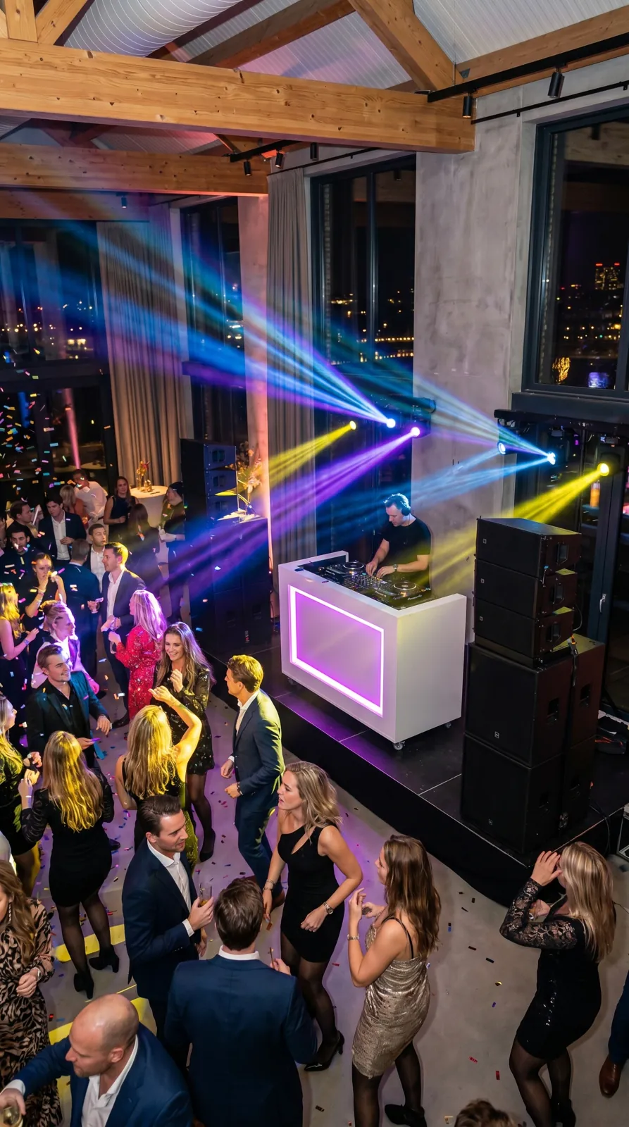 Feest met laserverlichting en stadszicht door grote ramen
